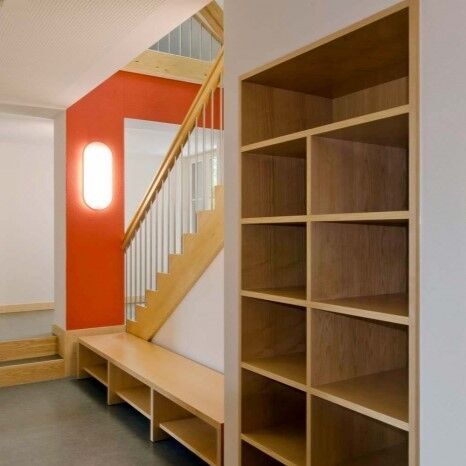 Einbau Regal mit offenen Fächern Sitzbank und Schuhablage Schuhgestell