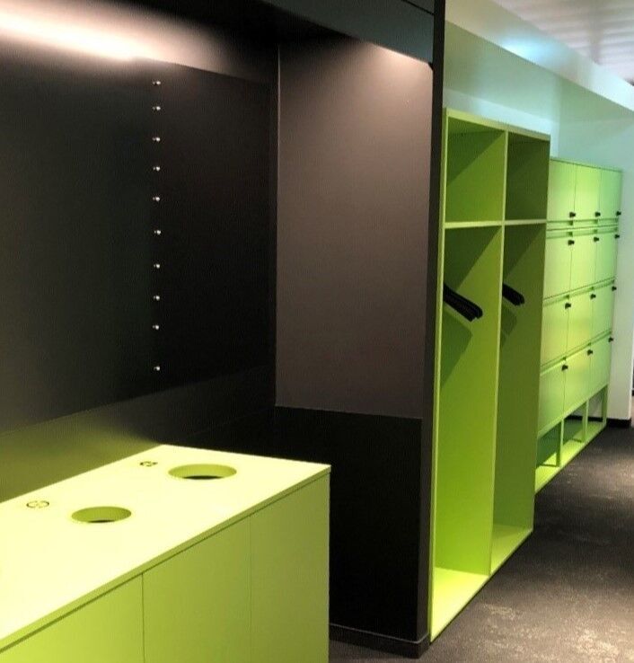 Entsorgungsstation Garderobe abschliessbare Fächer Büro