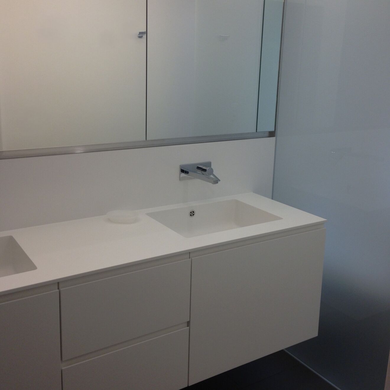 Lavabomöbel mit Abdeckung mit integriertem Becken Spiegelschrank