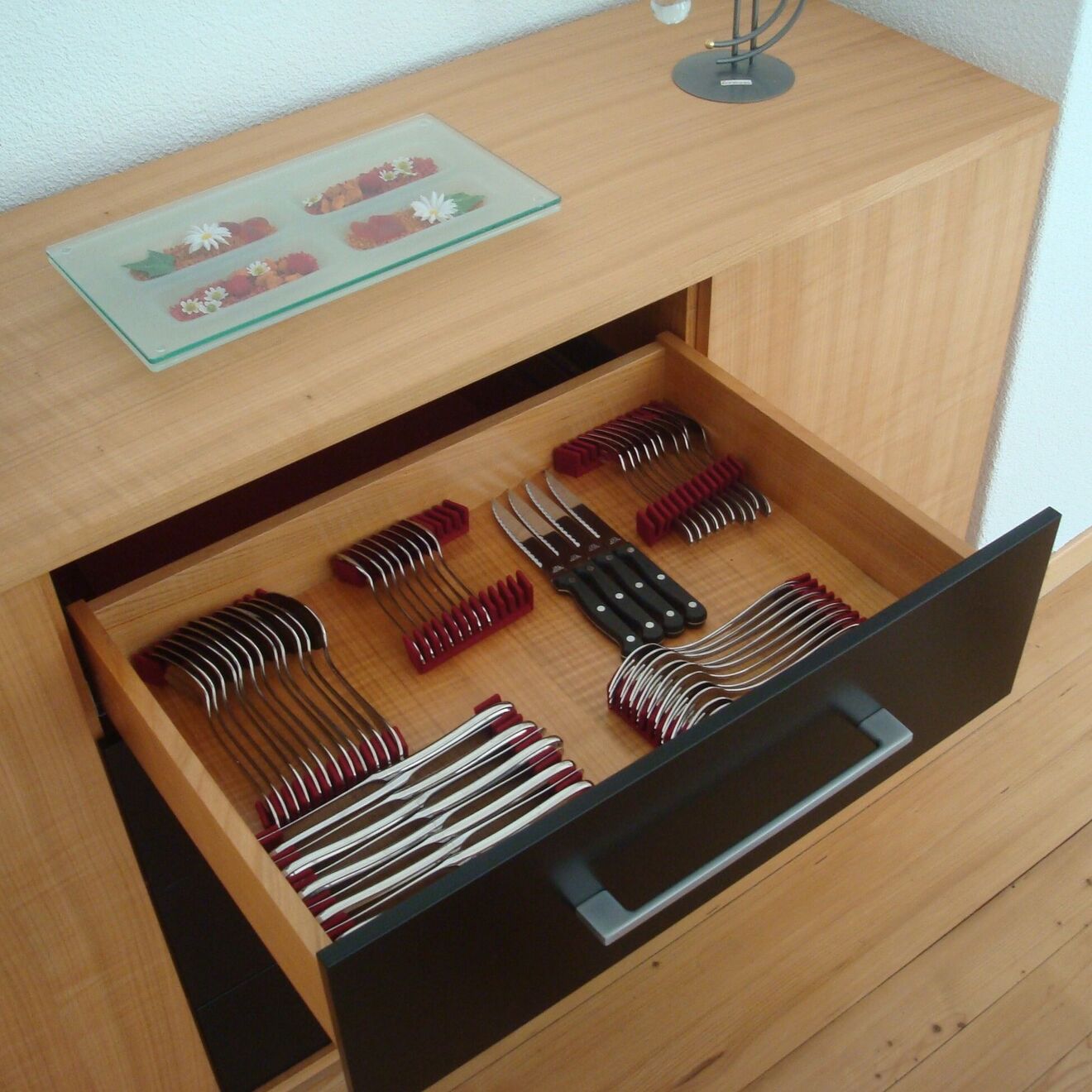 Sideboard mit Besteckschublade und Geschirrschublade