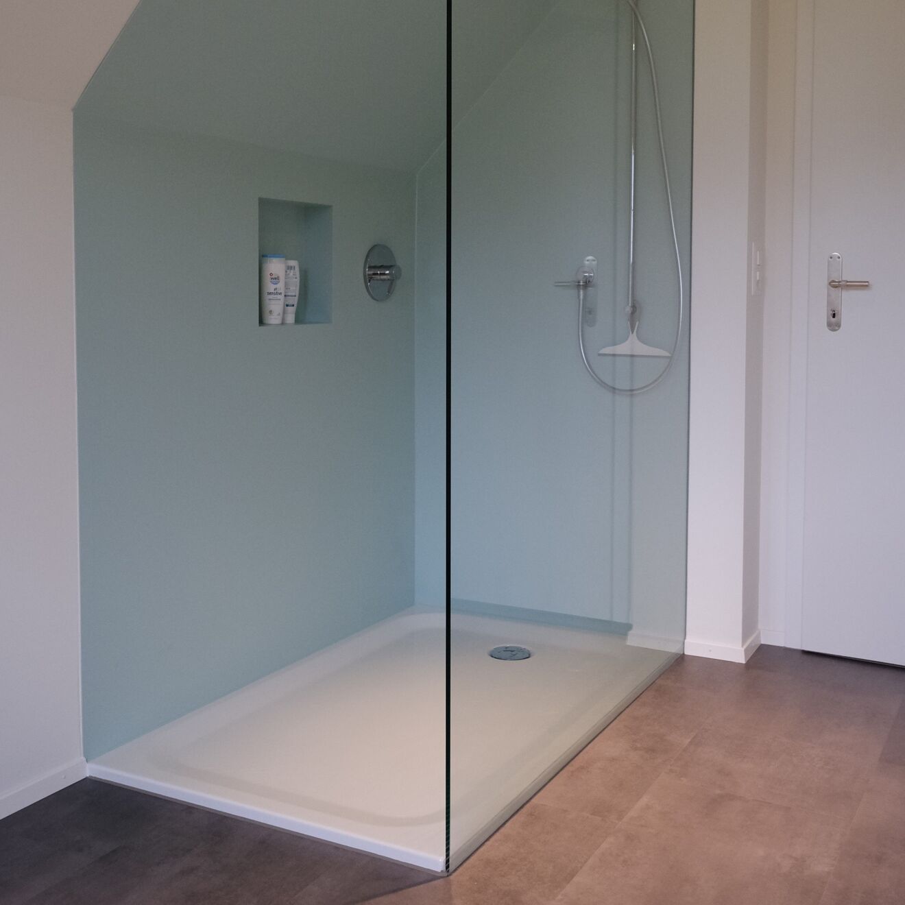 Dusch Glaswand an Dachschräge angepasst